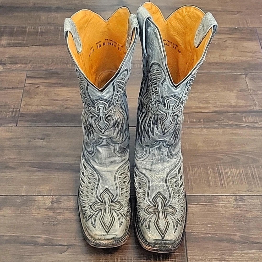 Man's boots